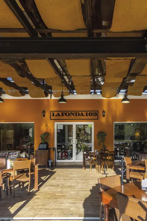 Desayuno en la terraza de La Fonda 103