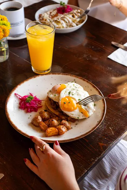 Desayuno con huevos y papas en La Fonda 103